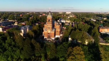 Tepede bir kilise ve konut binaları var..