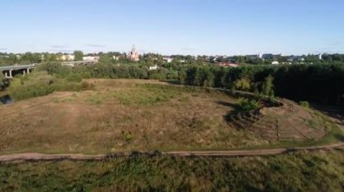 Yolu ve barajı olan bir tarlanın kuş bakışı görüntüsü..