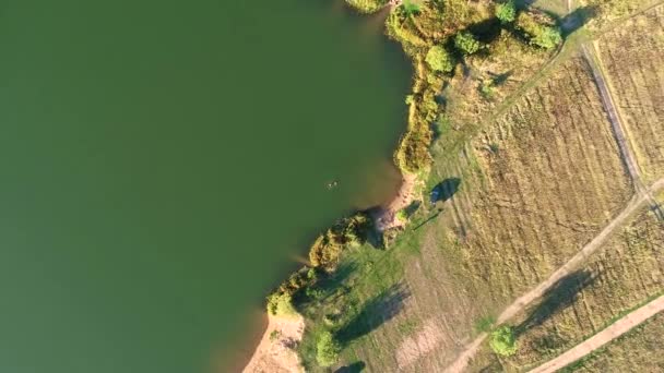 Fotografía aérea de un gran lago con agua verde. — Vídeos de Stock