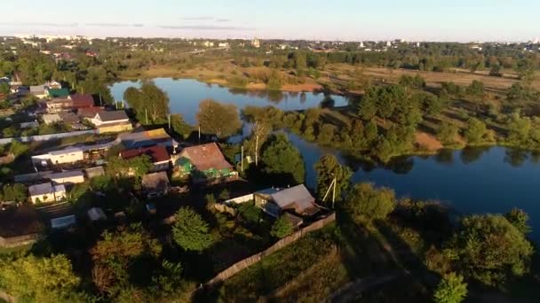 Sjöstranden, vackert upplyst av kvällssolen. — Stockvideo