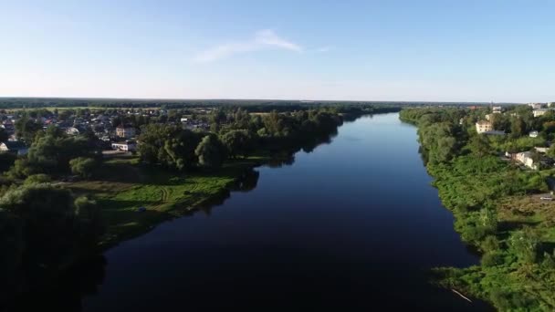 Vista dall'alto del paesaggio dal fiume blu. — Video Stock