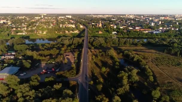 Вид с воздуха на автомобильный мост через реку. — стоковое видео