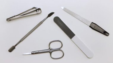 Makas, dosya, bıçak, kazıyıcı masadan kalkar..