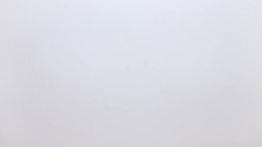  Kozmetik için merhem. Ellerin için kendine dikkat et. Beyaz üzerine izole edilmiş bir video 