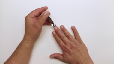 Erkek el, orta parmağın tırnağını kerpetenle keser..