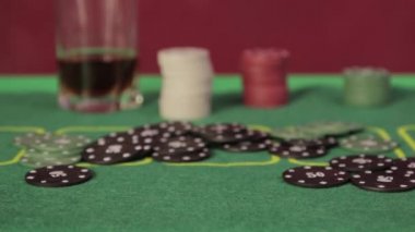 . Kazanan bir kart kombinasyonu atıldı. Yeşil bir lazer ışını... 