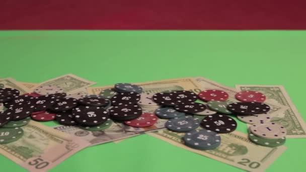 Em um cassino, dólares e fichas estão na mesa de jogos — Vídeo de Stock