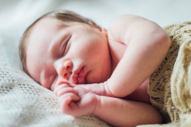 Yeni doğan bebek beyaz çarşafımda yatıyor 