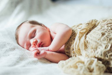 Yeni doğan bebek beyaz çarşafımda yatıyor 