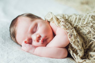 Yeni doğan bebek beyaz çarşafımda yatıyor 