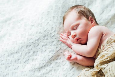Yeni doğan bebek beyaz çarşafımda yatıyor 