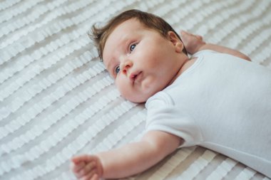 Şirin bebek çocuk beyaz sayfalarda yalan