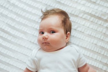 Şirin bebek çocuk beyaz sayfalarda yalan