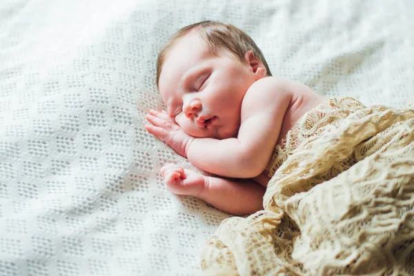 Bebê Recém Nascido Dormindo Lençóis Brancos — Fotografia de Stock