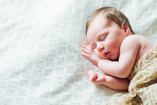 Bebê Recém Nascido Dormindo Lençóis Brancos — Fotografia de Stock