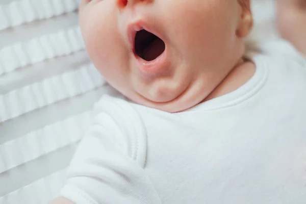 Bebê Infantil Dormindo Bocejando Lençóis Brancos — Fotografia de Stock