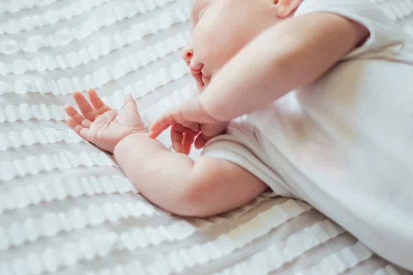 Aranyos Csecsemő Gyerek Alszik Fehér Lapok — Stock Fotó