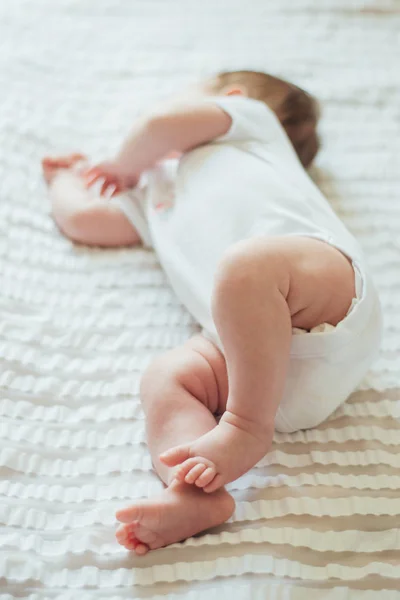 Criança Bonito Dormindo Lençóis Brancos — Fotografia de Stock