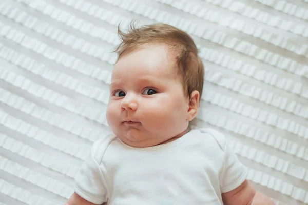 Lindo Bebé Acostado Sábanas Blancas — Foto de Stock
