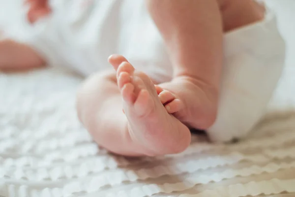 Pequenos Pés Bebê Recém Nascido Lençóis Brancos — Fotografia de Stock