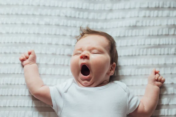 Bebê Infantil Dormindo Bocejando Lençóis Brancos — Fotografia de Stock