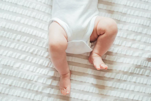 Piedi Del Bambino Sdraiato Fogli Bianchi — Foto Stock