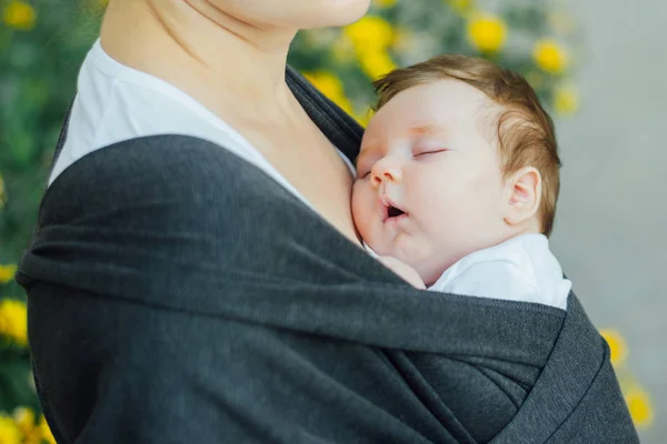 Säugling Schläft Tragetuch Konzept Der Befestigung Der Eltern — Stockfoto