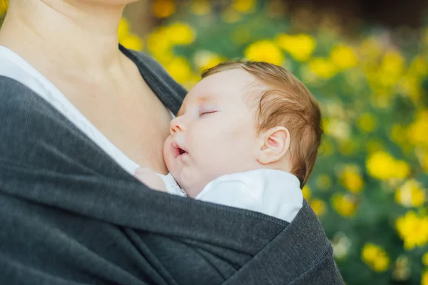 Bambino Neonato Che Dorme Involucro Concetto Attaccamento Genitoriale — Foto Stock