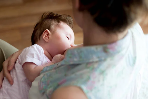 Mãe Amamentando Seu Bebê — Fotografia de Stock