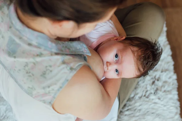 Mãe Amamentando Seu Bebê — Fotografia de Stock