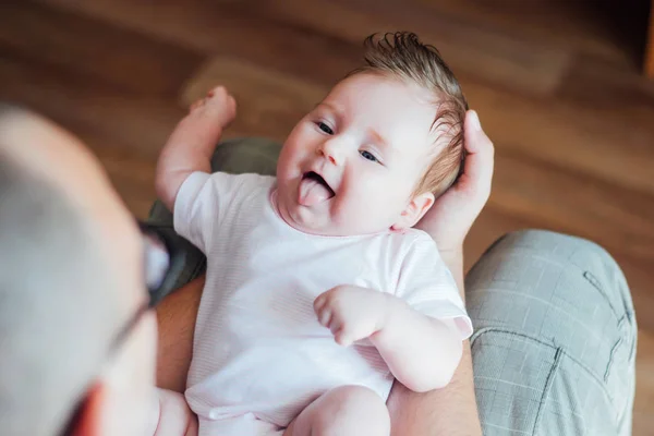 Père Tenant Bébé Sur Ses Genoux — Photo