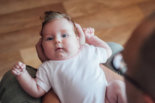 Père Tenant Bébé Sur Ses Genoux — Photo