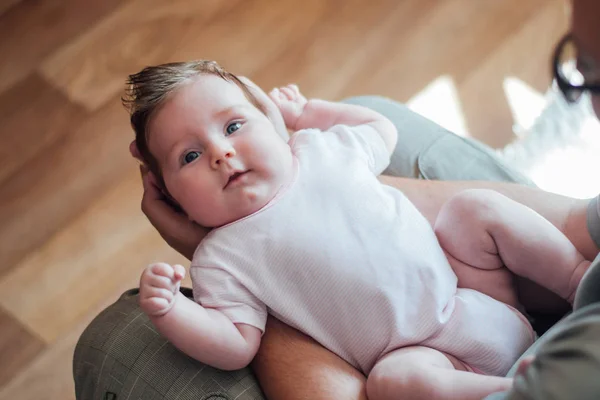 Père Tenant Bébé Sur Ses Genoux — Photo