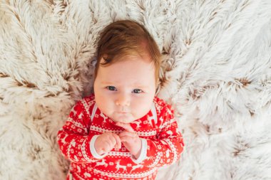 Noel kıyafetleri giyen sevimli bir bebek portresi 