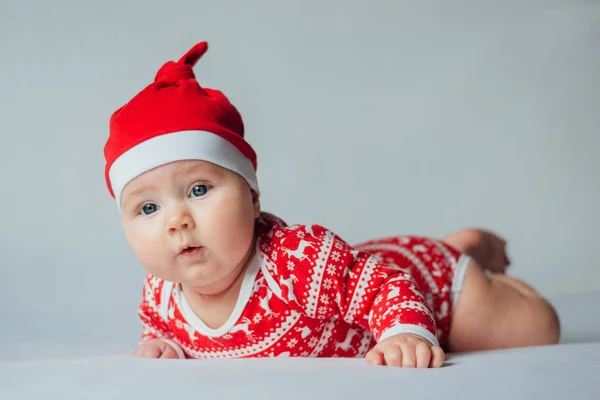 Beau Bébé Vêtements Noël Posé Sur Ventre Sur Fond Blanc — Photo