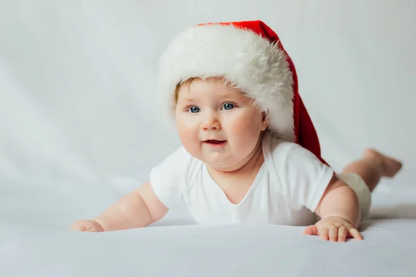 Mignon Petit Bébé Dans Chapeau Père Noël Sur Fond Blanc — Photo