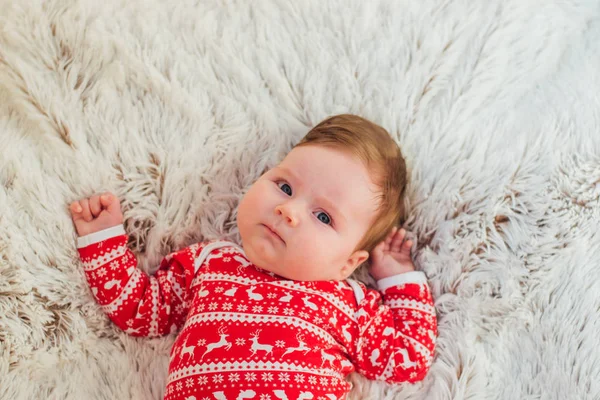 Симпатична Маленька Новонароджена Дитина Лежить Ковдрі Різдвяному Одязі — стокове фото