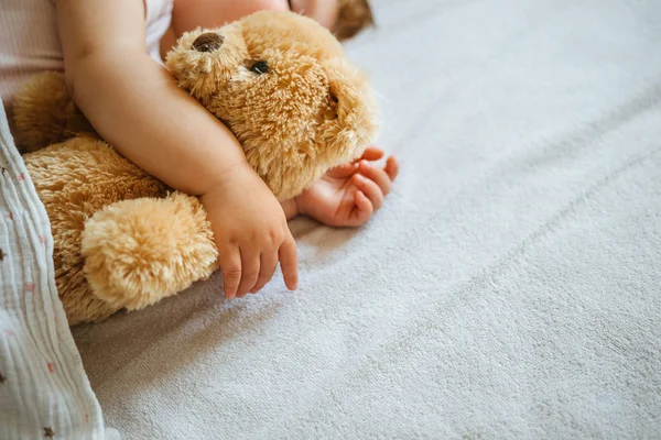 Kisbaba Alszik Átfogó Puha Játék Medve Közelről Kezét — Stock Fotó