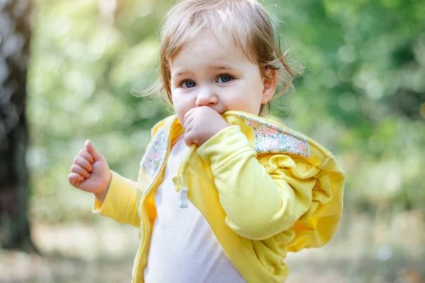 Kameraya bakan sevimli bir bebek kız portresi