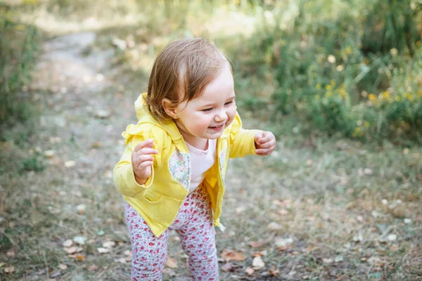Une Petite Fille Riant Jouant Dans Parc — Photo
