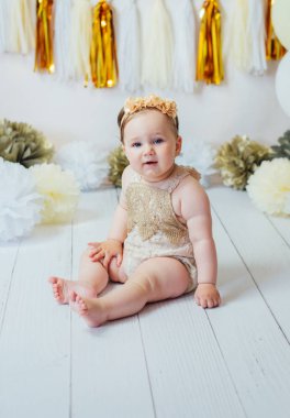 İlk doğum gününü kutlayan küçük mutlu yürümeye başlayan kız