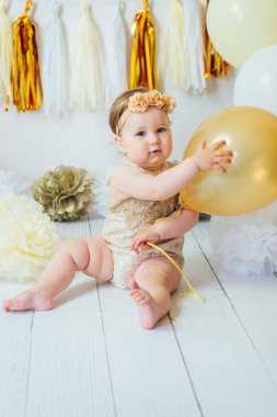 İlk doğum gününü kutlayan küçük mutlu yürümeye başlayan kız