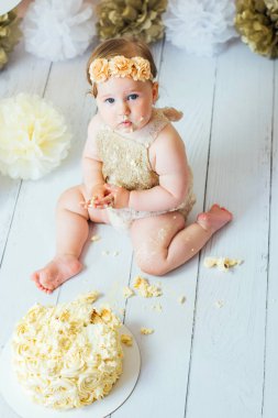 Küçük bebek kız ilk doğum günü cakesmash partide pasta yeme