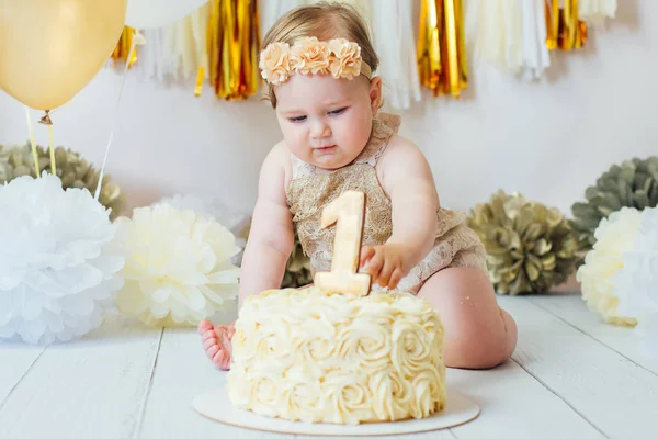 Küçük bebek kız ilk doğum günü cakesmash partide pasta yeme