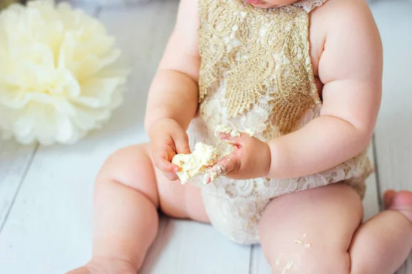 Curious Baby Lány Dugta Ujját Első Születésnapi Torta — Stock Fotó