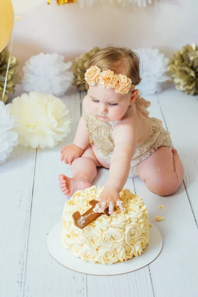 Küçük bebek kız ilk doğum günü cakesmash partide pasta yeme
