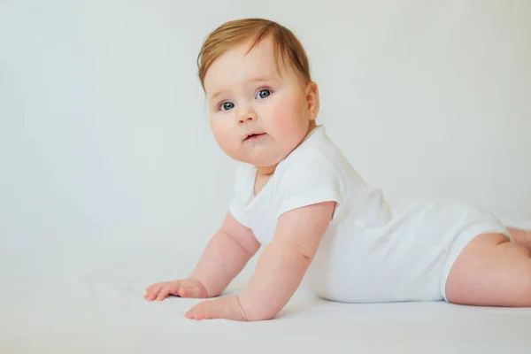 Carino Piccolo Bambino Sdraiato Sulla Pancia Indossando Bianco — Foto Stock