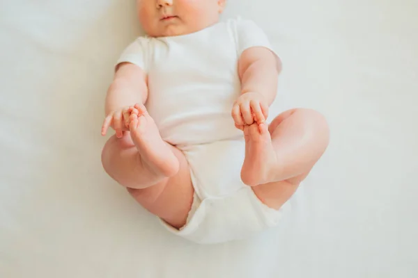 Pequeno Bebê Deitado Costas Alcançando Pés — Fotografia de Stock