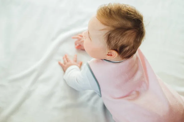 Bebê Bonito Aprende Rastejar Cima — Fotografia de Stock