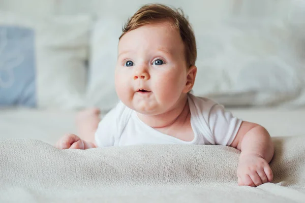 Pequeno Bebê Deitado Barriga Cama Branca — Fotografia de Stock